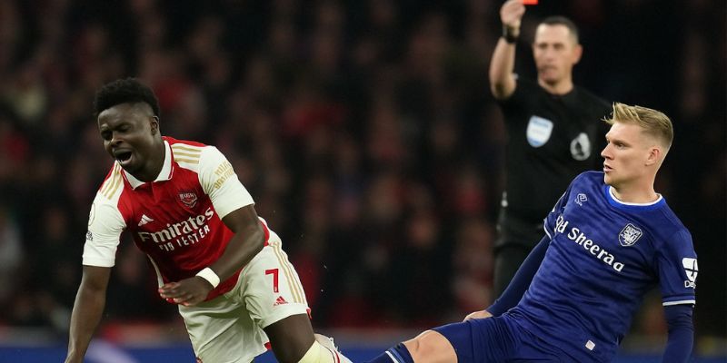 Leif Davis nhận thẻ đỏ sau pha phạm lỗi với Bukayo Saka trong trận Arsenal – VAR xác nhận đúng quyết định.