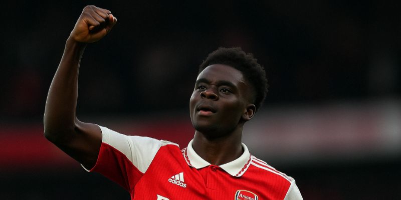 Bukayo Saka thể hiện quyết tâm trong trận đấu với Ipswich Town – hình ảnh phản ánh tinh thần chiến đấu của Arsenal.